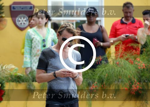 Curacao 31 december 2014
Willeke Alberti Jeroen Krabbe met vrouw Herma Krabbe zoon Jasper krabbe ( met dochters) Rogier van Boxtel en Derek Bolt bij het vuurwerk van Avila Beach hotel op Curacao vanwege oud en nieuw jaar