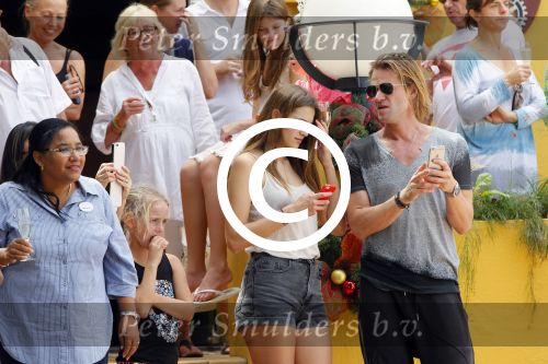 Curacao 31 december 2014
Willeke Alberti Jeroen Krabbe met vrouw Herma Krabbe zoon Jasper krabbe ( met dochters) Rogier van Boxtel en Derek Bolt bij het vuurwerk van Avila Beach hotel op Curacao vanwege oud en nieuw jaar