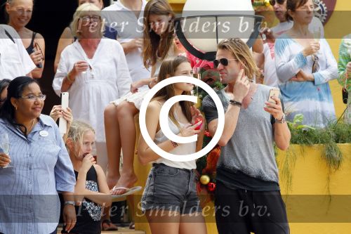 Curacao 31 december 2014
Willeke Alberti Jeroen Krabbe met vrouw Herma Krabbe zoon Jasper krabbe ( met dochters) Rogier van Boxtel en Derek Bolt bij het vuurwerk van Avila Beach hotel op Curacao vanwege oud en nieuw jaar
