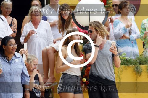 Curacao 31 december 2014
Willeke Alberti Jeroen Krabbe met vrouw Herma Krabbe zoon Jasper krabbe ( met dochters) Rogier van Boxtel en Derek Bolt bij het vuurwerk van Avila Beach hotel op Curacao vanwege oud en nieuw jaar