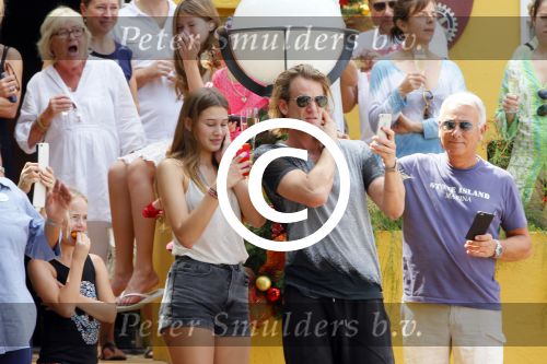 Curacao 31 december 2014
Willeke Alberti Jeroen Krabbe met vrouw Herma Krabbe zoon Jasper krabbe ( met dochters) Rogier van Boxtel en Derek Bolt bij het vuurwerk van Avila Beach hotel op Curacao vanwege oud en nieuw jaar