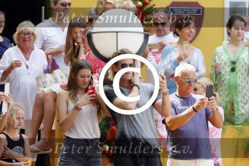 Curacao 31 december 2014
Willeke Alberti Jeroen Krabbe met vrouw Herma Krabbe zoon Jasper krabbe ( met dochters) Rogier van Boxtel en Derek Bolt bij het vuurwerk van Avila Beach hotel op Curacao vanwege oud en nieuw jaar