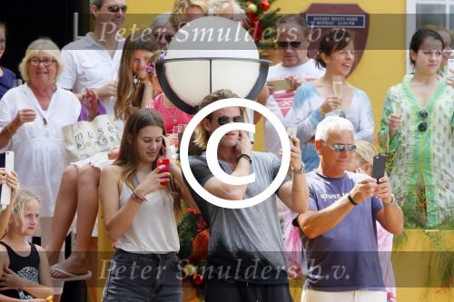 Curacao 31 december 2014
Willeke Alberti Jeroen Krabbe met vrouw Herma Krabbe zoon Jasper krabbe ( met dochters) Rogier van Boxtel en Derek Bolt bij het vuurwerk van Avila Beach hotel op Curacao vanwege oud en nieuw jaar