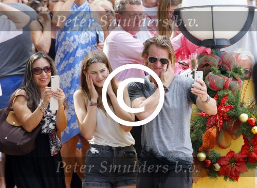 Curacao 31 december 2014
Willeke Alberti Jeroen Krabbe met vrouw Herma Krabbe zoon Jasper krabbe ( met dochters) Rogier van Boxtel en Derek Bolt bij het vuurwerk van Avila Beach hotel op Curacao vanwege oud en nieuw jaar