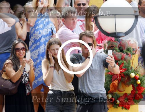 Curacao 31 december 2014
Willeke Alberti Jeroen Krabbe met vrouw Herma Krabbe zoon Jasper krabbe ( met dochters) Rogier van Boxtel en Derek Bolt bij het vuurwerk van Avila Beach hotel op Curacao vanwege oud en nieuw jaar