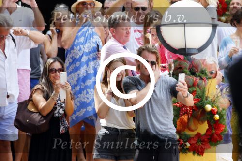 Curacao 31 december 2014
Willeke Alberti Jeroen Krabbe met vrouw Herma Krabbe zoon Jasper krabbe ( met dochters) Rogier van Boxtel en Derek Bolt bij het vuurwerk van Avila Beach hotel op Curacao vanwege oud en nieuw jaar