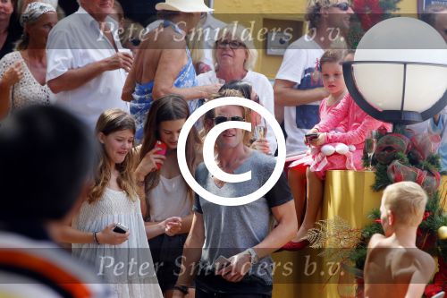Curacao 31 december 2014
Willeke Alberti Jeroen Krabbe met vrouw Herma Krabbe zoon Jasper krabbe ( met dochters) Rogier van Boxtel en Derek Bolt bij het vuurwerk van Avila Beach hotel op Curacao vanwege oud en nieuw jaar