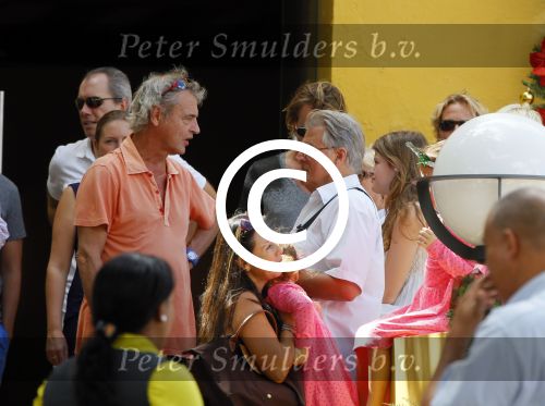Curacao 31 december 2014
Willeke Alberti Jeroen Krabbe met vrouw Herma Krabbe zoon Jasper krabbe ( met dochters) Rogier van Boxtel en Derek Bolt bij het vuurwerk van Avila Beach hotel op Curacao vanwege oud en nieuw jaar
