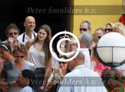 Curacao 31 december 2014
Willeke Alberti Jeroen Krabbe met vrouw Herma Krabbe zoon Jasper krabbe ( met dochters) Rogier van Boxtel en Derek Bolt bij het vuurwerk van Avila Beach hotel op Curacao vanwege oud en nieuw jaar