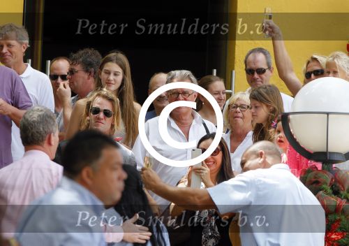 Curacao 31 december 2014
Willeke Alberti Jeroen Krabbe met vrouw Herma Krabbe zoon Jasper krabbe ( met dochters) Rogier van Boxtel en Derek Bolt bij het vuurwerk van Avila Beach hotel op Curacao vanwege oud en nieuw jaar