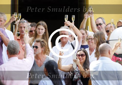 Curacao 31 december 2014
Willeke Alberti Jeroen Krabbe met vrouw Herma Krabbe zoon Jasper krabbe ( met dochters) Rogier van Boxtel en Derek Bolt bij het vuurwerk van Avila Beach hotel op Curacao vanwege oud en nieuw jaar