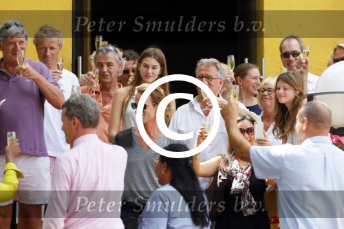 Curacao 31 december 2014
Willeke Alberti Jeroen Krabbe met vrouw Herma Krabbe zoon Jasper krabbe ( met dochters) Rogier van Boxtel en Derek Bolt bij het vuurwerk van Avila Beach hotel op Curacao vanwege oud en nieuw jaar