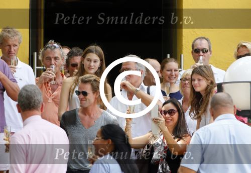 Curacao 31 december 2014
Willeke Alberti Jeroen Krabbe met vrouw Herma Krabbe zoon Jasper krabbe ( met dochters) Rogier van Boxtel en Derek Bolt bij het vuurwerk van Avila Beach hotel op Curacao vanwege oud en nieuw jaar