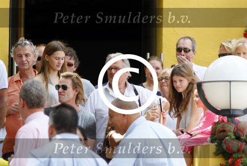 Curacao 31 december 2014
Willeke Alberti Jeroen Krabbe met vrouw Herma Krabbe zoon Jasper krabbe ( met dochters) Rogier van Boxtel en Derek Bolt bij het vuurwerk van Avila Beach hotel op Curacao vanwege oud en nieuw jaar