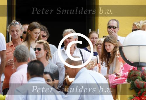 Curacao 31 december 2014
Willeke Alberti Jeroen Krabbe met vrouw Herma Krabbe zoon Jasper krabbe ( met dochters) Rogier van Boxtel en Derek Bolt bij het vuurwerk van Avila Beach hotel op Curacao vanwege oud en nieuw jaar
