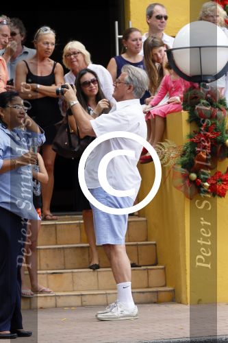 Curacao 31 december 2014
Willeke Alberti Jeroen Krabbe met vrouw Herma Krabbe zoon Jasper krabbe ( met dochters) Rogier van Boxtel en Derek Bolt bij het vuurwerk van Avila Beach hotel op Curacao vanwege oud en nieuw jaar