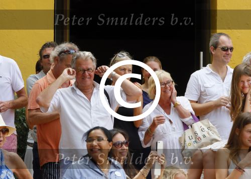 Curacao 31 december 2014
Willeke Alberti Jeroen Krabbe met vrouw Herma Krabbe zoon Jasper krabbe ( met dochters) Rogier van Boxtel en Derek Bolt bij het vuurwerk van Avila Beach hotel op Curacao vanwege oud en nieuw jaar