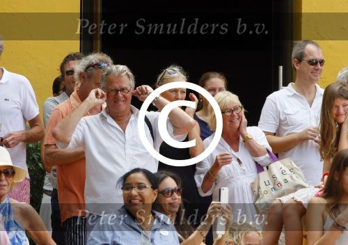 Curacao 31 december 2014
Willeke Alberti Jeroen Krabbe met vrouw Herma Krabbe zoon Jasper krabbe ( met dochters) Rogier van Boxtel en Derek Bolt bij het vuurwerk van Avila Beach hotel op Curacao vanwege oud en nieuw jaar