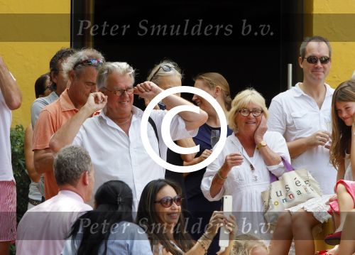 Curacao 31 december 2014
Willeke Alberti Jeroen Krabbe met vrouw Herma Krabbe zoon Jasper krabbe ( met dochters) Rogier van Boxtel en Derek Bolt bij het vuurwerk van Avila Beach hotel op Curacao vanwege oud en nieuw jaar