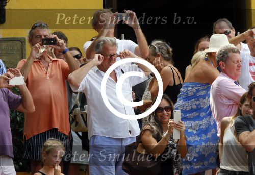 Curacao 31 december 2014
Willeke Alberti Jeroen Krabbe met vrouw Herma Krabbe zoon Jasper krabbe ( met dochters) Rogier van Boxtel en Derek Bolt bij het vuurwerk van Avila Beach hotel op Curacao vanwege oud en nieuw jaar