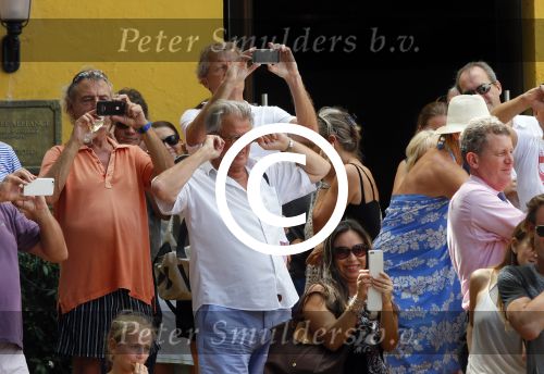 Curacao 31 december 2014
Willeke Alberti Jeroen Krabbe met vrouw Herma Krabbe zoon Jasper krabbe ( met dochters) Rogier van Boxtel en Derek Bolt bij het vuurwerk van Avila Beach hotel op Curacao vanwege oud en nieuw jaar
