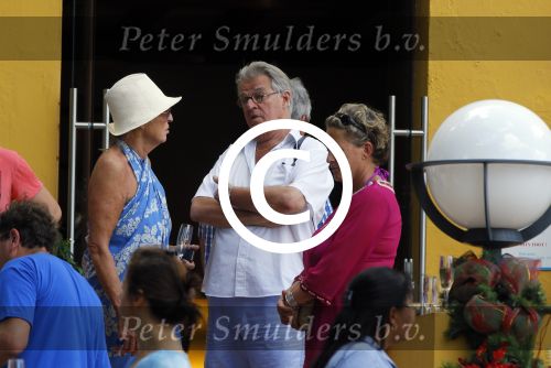 Curacao 31 december 2014
Willeke Alberti Jeroen Krabbe met vrouw Herma Krabbe zoon Jasper krabbe ( met dochters) Rogier van Boxtel en Derek Bolt bij het vuurwerk van Avila Beach hotel op Curacao vanwege oud en nieuw jaar