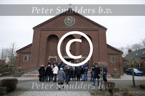 Fijnaart 10 januari 2015Begrafenis van de vader van Frans en Dorus Bauer; Chris in de kerk in Fijnaart.De moeder van Frans en Mariska en de kinderen zijn natuurlijk aanwezig.