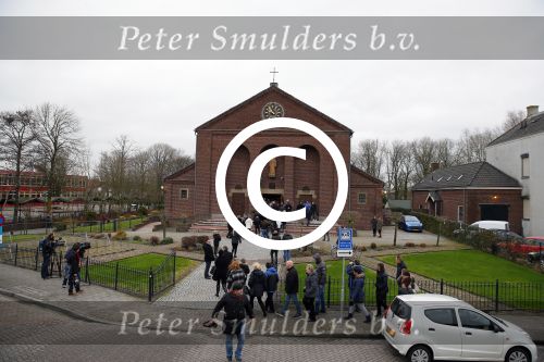 Fijnaart 10 januari 2015Begrafenis van de vader van Frans en Dorus Bauer; Chris in de kerk in Fijnaart.De moeder van Frans en Mariska en de kinderen zijn natuurlijk aanwezig.