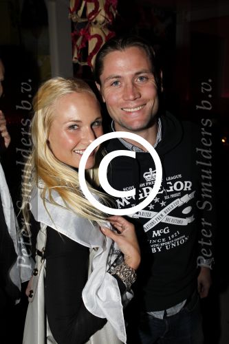 Amsterdam 6 november 2010
12 en een half jarig bestaan en presentatiie van het Buddha to Buddha boek in de supper club. Kimberly Klaver met vriend Bas Schothorst
Peter Smulders bv