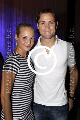 Amsterdam 13 september 2010
Modeshow Jos v Raak bij de westergasfabriek. Kimberly Klaver met vriend
Peter Smulders bv