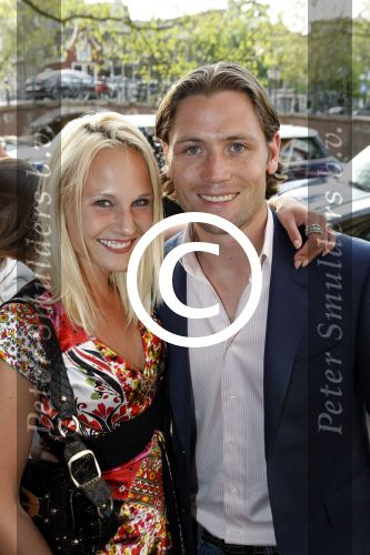 Amsterdam 2 juni 2009
Presentatie van de nieuwe samsung lady phone in de duif. Kimberly Klaver met vriend
Peter Smulders bv