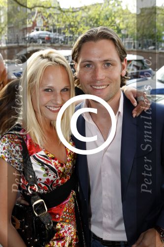 Amsterdam 2 juni 2009
Presentatie van de nieuwe samsung lady phone in de duif. Kimberly Klaver met vriend
Peter Smulders bv