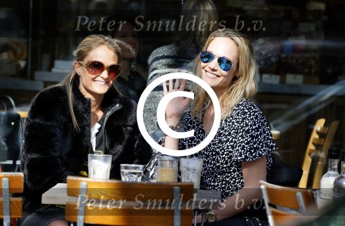 Amsterdam 24 mart 2014
Kimberly en Stephanie Klaver op terras.