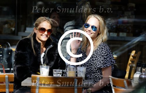 Amsterdam 24 mart 2014
Kimberly en Stephanie Klaver op terras.
