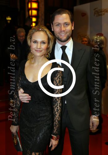 Amsterdam 27 januari 2014
Premiere Toscaanse bruiloft in Tuschinski met in de hoofdrollen Sophie v Oers Lieke v Lexmond Simone Kleinsma Jan KooijmanErnst Daniel Smid Diederik Ebbinge Matteo v d Grijn Ruud Feltkamp Dirk Zeelenberg en Carolien Spoor. Kimberly Klaver met vriend