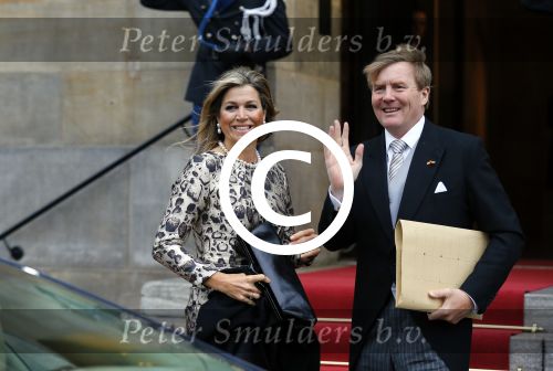 Amsterdam 14 januari 2015
Centaal station van Amsterdam gezien vanuit het eye theater.Koning Willem Alexander en koningin Maxima arriveren bij het paleis op de dam voor de nieuwjaarsreceptie.