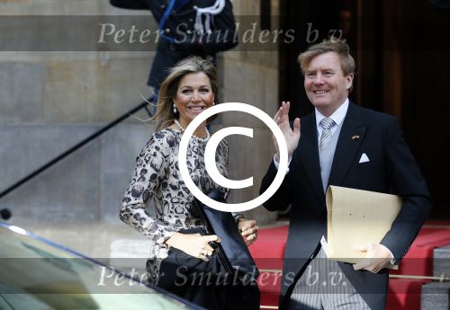Amsterdam 14 januari 2015
Centaal station van Amsterdam gezien vanuit het eye theater.Koning Willem Alexander en koningin Maxima arriveren bij het paleis op de dam voor de nieuwjaarsreceptie.