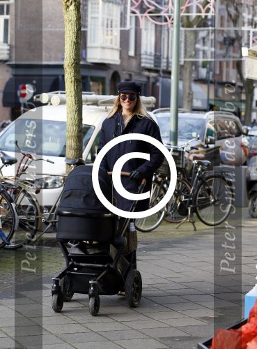 Amsterdam 7 januari 2014
Lieke v Lexmond  achter de kinderwagen in Amsterdam zuid.