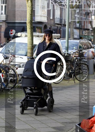 Amsterdam 7 januari 2014
Lieke v Lexmond  achter de kinderwagen in Amsterdam zuid.