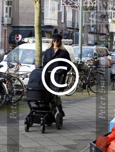 Amsterdam 7 januari 2014
Lieke v Lexmond  achter de kinderwagen in Amsterdam zuid.