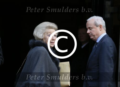 Amsterdam 13 januari 2015
Nieuwjaarsreceptie Koning Willem Alexander en Koningin Maxima in het paleis op de dam.
Prinses Beatrix in haar verlengde Volvo