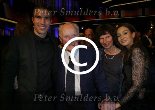 Amsterdam 16 december 2014
Sportman van het jaar verkiezing in de RAI.
Robin v Persie met zijn vrouw, moeder en opa