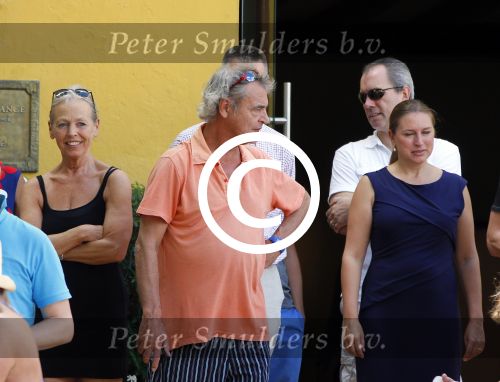 Curacao 31 december 2014
Willeke Alberti Jeroen Krabbe met vrouw Herma Krabbe zoon Jasper krabbe ( met dochters) Rogier van Boxtel en Derek Bolt bij het vuurwerk van Avila Beach hotel op Curacao vanwege oud en nieuw jaar