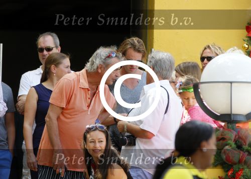 Curacao 31 december 2014
Willeke Alberti Jeroen Krabbe met vrouw Herma Krabbe zoon Jasper krabbe ( met dochters) Rogier van Boxtel en Derek Bolt bij het vuurwerk van Avila Beach hotel op Curacao vanwege oud en nieuw jaar