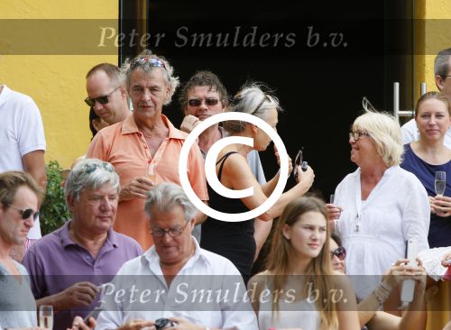 Curacao 31 december 2014
Willeke Alberti Jeroen Krabbe met vrouw Herma Krabbe zoon Jasper krabbe ( met dochters) Rogier van Boxtel en Derek Bolt bij het vuurwerk van Avila Beach hotel op Curacao vanwege oud en nieuw jaar