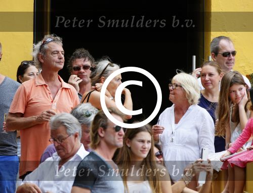 Curacao 31 december 2014
Willeke Alberti Jeroen Krabbe met vrouw Herma Krabbe zoon Jasper krabbe ( met dochters) Rogier van Boxtel en Derek Bolt bij het vuurwerk van Avila Beach hotel op Curacao vanwege oud en nieuw jaar
