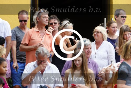 Curacao 31 december 2014
Willeke Alberti Jeroen Krabbe met vrouw Herma Krabbe zoon Jasper krabbe ( met dochters) Rogier van Boxtel en Derek Bolt bij het vuurwerk van Avila Beach hotel op Curacao vanwege oud en nieuw jaar