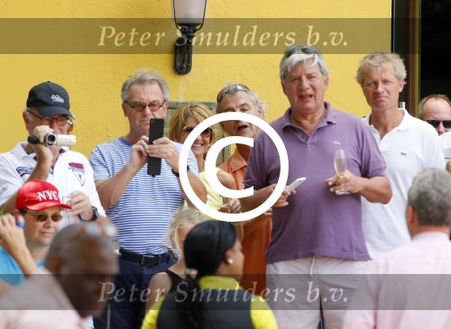 Curacao 31 december 2014
Willeke Alberti Jeroen Krabbe met vrouw Herma Krabbe zoon Jasper krabbe ( met dochters) Rogier van Boxtel en Derek Bolt bij het vuurwerk van Avila Beach hotel op Curacao vanwege oud en nieuw jaar