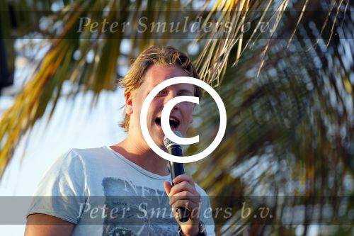 Curacao 31 december 2014
Thomas Berge en Myrthe Milius zijn op Curacao voor een optreden bij het Lions Dive Hotel. Thomas draagt een buddha to Buddha armband