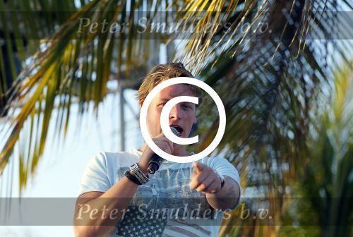 Curacao 31 december 2014
Thomas Berge en Myrthe Milius zijn op Curacao voor een optreden bij het Lions Dive Hotel. Thomas draagt een buddha to Buddha armband